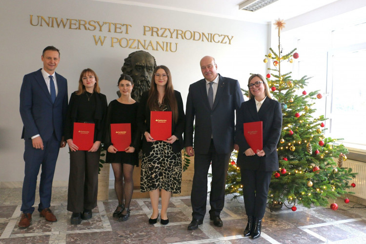 1)	Doktorantki Wydziału Medycyny Weterynaryjnej i Nauk o Zwierzętach wraz z Władzami UPP i przedstawicielem Santander Universidades (od lewej prof. dr hab. Krzysztof Adamowicz, mgr Klaudia Łyczykowska, mgr Małgorzata Krążek, mgr Joanna Fiedorowicz, prof. dr hab. Piotr Ślósarz, Karolina Nyl-Staniewicz).