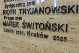 Napis upamiętniający nadanie tytułu doktora honoris causa Prof. Markowi Świtońskiemu