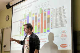 Pan mgr inż Maiej Piękniewski prezentujacy różnorodność mikroorganizmów zidentyfikowanych w zakiszanym materiale