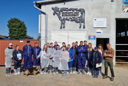 Wspólne zdjęcie grupy przygotowanej do zajęć terenowych
