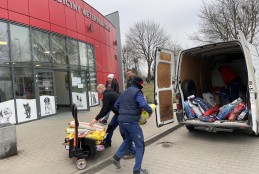 Pracownicy Wydziału ładują dary dla zwierząt z Ukrainy do furgonetki