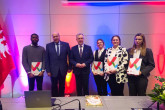 Laureaci (od lewej: Segun Abraham Olorunlowu, Pola Sidoruk, Julia Sznajder, Liliana Ciesielska) w obecności Prorektora ds. studiów, prof. dr. hab. Piotra Ślósarza, oraz Marszałka Województwa Wielkopolskiego, pana Marka Woźniaka