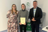 Laureatka II nagrody, Pani inż. Pola Sidoruk, wraz z promotorem prof. dr hab. inż. Adamem Cieślakiem oraz przedstawicielką komisji konkursowej, dr inż. Joanną Składanowską-Baryzą.