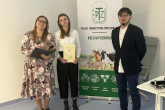 Laureatka III nagrody, Pani inż. Liliana Ciesielska, wraz z promotorem prof. UPP dr hab. inż. Bartoszem Kierończykiem oraz przedstawicielką komisji konkursowej, dr inż. Joanną Składanowską-Baryzą.