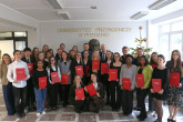 2)	Laureaci Nagrody Santander dla studentów i doktorantów Uniwersytetu Przyrodniczego w Poznaniu 2025 wraz z Władzami UPP i przedstawicielem Santander Universidades.