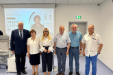 Wspólne zdjęcie uczestników spotkania. Od lewej: prof. dr hab. Piotr Ślósarz – Prorektor ds. Studiów, prof. dr hab. Małgorzata Szumacher – Dziekan Wydziału Medycyny Weterynaryjnej i Nauk o Zwierzętach, prof. dr hab. Tomasz Szwaczkowski – Przewodniczący Komitetu Nauk Zootechnicznych i Akwakultury PAN, prof. dr hab. Leszek Nogowski oraz prof. dr hab. Marek Świtoński