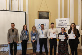 2)	Komisja konkursowa wraz z laureatami Kuźni Młodych Talentów – nagrodzoną osobą za 1. miejsce oraz dwoma wyróżnionymi za najlepsze prezentacje naukowe ( mgr Joanna Fiedorowicz ostatnia po prawej)