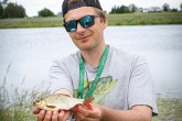 Maciej Złotkowski uczestnik zawodów ze swoją największą rybą.
