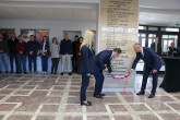 Moment odsłonięcia napisu