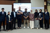 Organizatorzy i wykładowcy szkoły letniej na Uniwersytecie Padjadjaran w Bandung; wśród nich dr Amlan Kumar Patra (trzeci od lewej), prof. Adam Cieślak oraz dr Rizki Yuliari Yanza (piąty od lewej)