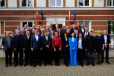 Fotografia członków Rady Naukowej na inauguracyjnym posiedzeniu, wraz z zaproszonymi gośćmi (w tym przedstawiciel MNiSW dr hab. Artur Bejger, prof. PM oraz Dyrekcja Instytut)
