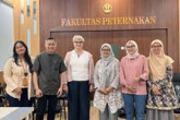 Organizatorzy spotkania na Wydziale Hodowli Zwierząt Uniwersytetu Padjadjaran w Bandung, w towarzystwie prof. Doroty Cieślak.