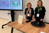 Prof. Hanna Jackowiak oraz dr hab. Kinga Skieresz – Szewczyk prezentują ręczny skaner laserowy 3D do tworzenia modeli trójwymiarowych oraz animacji narządów i tkanek