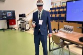 Prof. UPP dr hab. Paweł Kołodziejski prezentuje Gogle VR