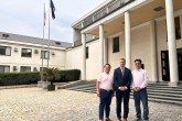 Okolicznościowe zdjęcie przed Ambasadą Rzeczypospolitej Polskiej w Pekinie z dr Haihao Huang oraz dr Gao Min 