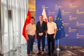Okolicznościowe zdjęcie w Ambasadzie Rzeczypospolitej Polskiej w Pekinie z dr Haihao Huang oraz prof. Lingyan  Li z Heilongjiang Bayi Agricultural University w Daqing